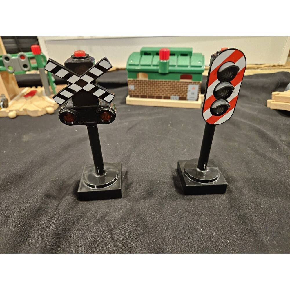 Brio Crossing Signal 33862 & Light Signal 33743